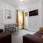 Staywhenever Ls- 4 Bedroom House, King Size Beds, Sleeps 9