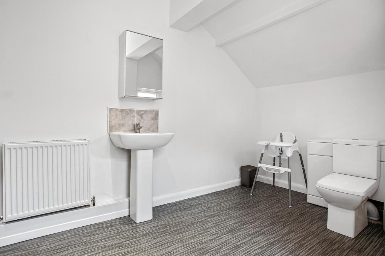 Staywhenever Ls- 4 Bedroom House, King Size Beds, Sleeps 9 Holiday home