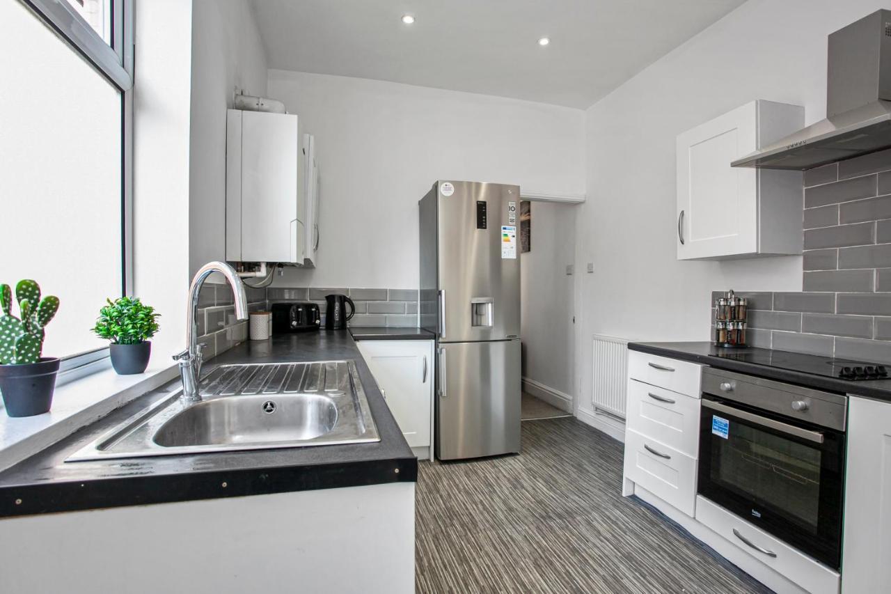 Staywhenever Ls- 4 Bedroom House, King Size Beds, Sleeps 9 Stoke-on-Trent