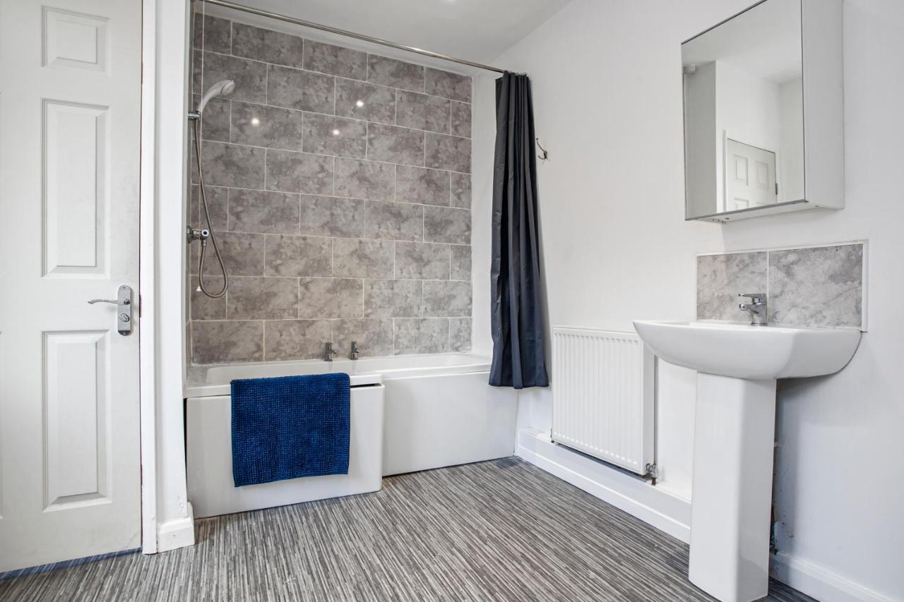 Holiday home Staywhenever Ls- 4 Bedroom House, King Size Beds, Sleeps 9 *